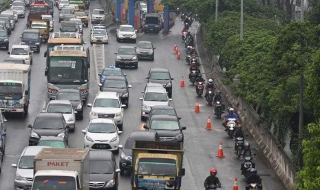 Pengendara sepeda motor diarahkan masuk ke ruas jalan tol untuk menghindari banjir di Tol TB. Simatupang, Cilandak, Jakarta Selatan, Senin (13/1). (Antara/Reno Esnir)