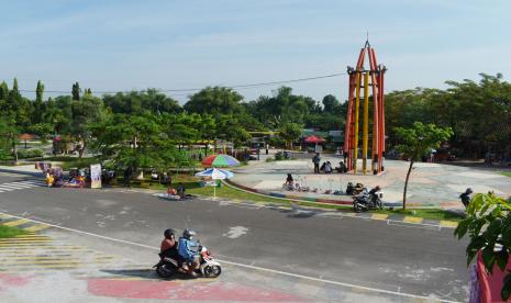 Pengendara sepeda motor melaju di area kegiatan hari bebas kendaraan bermotor 