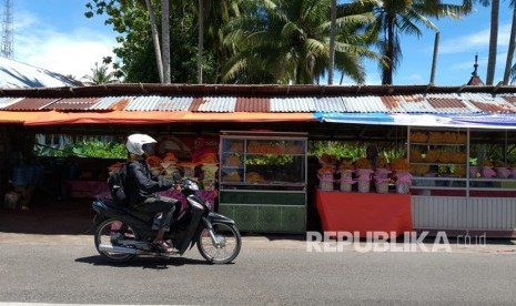 Pengendara sepeda motor melalui deretan penjual sala lauak, makanan khas Sumatra Barat di kawasan Ulakan, Padang Pariaman. 