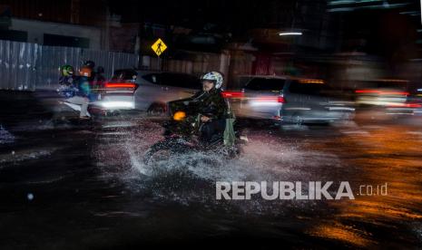 Pengendara sepeda motor melewati genangan banjir di kawasan Kopo Cetarip, Kota Bandung, Jawa Barat, Senin (29/11/2021). Kawasan tersebut kerap dilanda banjir saat intensitas hujan tinggi yang disebabkan buruknya drainase dan selokan yang dipenuhi sampah. 