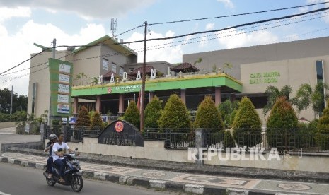 Pengendara sepeda motor melintas dekat Hotel Grand Madani di Mataram, NTB, Ahad (4/6).