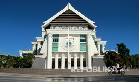 Pengendara sepeda motor melintas di area perkantoran Gubernur Sulbar, Mamuju, Sulawesi Barat. Jumlah pasien positif COVID-19 di Provinsi Sulawesi Barat (Sulbar) bertambah 5 orang berasal dari Kabupaten Polewali Mandar (Polman).