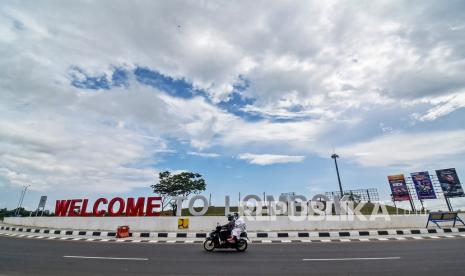 Pengendara sepeda motor melintas di depan taman bundaran Bandara Internasional Lombok (BIL) di Praya, Lombok Tengah, NTB, Senin (7/2/2022). 