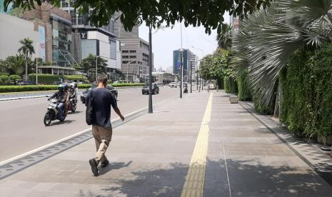 Pengendara sepeda motor melintas di Jalan MH Thamrin, Jakarta Pusat, Kamis (29/10). Jakarta terpantau sepi hari ini karena adanya libur panjang akhir Oktober