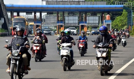 Pengendara sepeda motor melintas di jalan Tol dalam kota, Pitu Tol Taman Mini 2, Jakarta Timur, Kamis (21/4). (Republika/ Rakhmawaty La'lang)