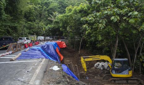 Pengendara sepeda motor melintas di jalur utama Yogyakarta - Wonosari yang longsor di Piyungan, Bantul, DI Yogyakarta, Senin (31/10/2022). Polres Bantul melakukan rekayasa arus Jalan Yogyakarta-Wonosari atas dampak longsor.