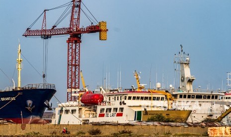 Pengendara sepeda motor melintas di kawasan industri galangan kapal di Tanjung Emas, Semarang, Jawa Tengah, Selasa (5/6). PT Jasa Armada Indonesia Tbk (IPCM) berhasil membukukan laba bersih sebesar Rp 90 miliar sepanjang 2019 lalu.