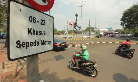 Pengendara sepeda motor melintas di Jalan Jenderal Sudirman, Jakarta, Kamis (7/9).