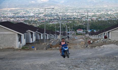 Pengendara sepeda motor melintas di kompleks Hunian Tetap (Huntap) yang dibangun Kementerian PUPR di Kelurahan Duyu, Palu, Sulawesi Tengah, Rabu (24/2/2021). Sebanyak 630 unit Huntap bagi korban bencana alam di Kota Palu dan Kabupaten Sigi yang dibangun Kementerian PUPR telah memasuki tahap perampungan dan diharapkan pada akhir bulan ini dapat dihuni.