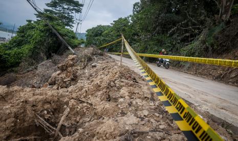 Bencana longsor menerjang akses jalan di kawasan geopark di Kecamatan Ciemas, Kabupaten Sukabumi, Sabtu (16/7/2022) Ilustrasi.