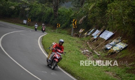 Pengendara sepeda motor melintas di Tanjakan Emen, Kabupaten Subang, Jawa Barat, Selasa (27/2).