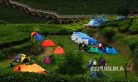 Wisatawan menikmati suasana perkebunan di objek wisata Riung Gunung Pangalengan, Kabupaten Bandung 