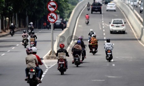 Pengendara sepeda motor melintasi Jalan Layang Non Tol (JLNT) Kampung Melayu-Tanah Abang, Jakarta, Jumat (3/1/2014).  (Republika/Yasin Habibi)