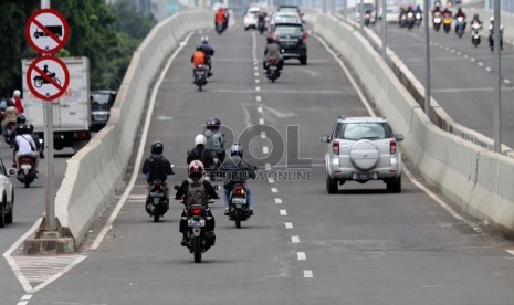 Pengendara sepeda motor melintasi Jalan Layang Non Tol (JLNT) Kampung Melayu-Tanah Abang, Jakarta, Jumat (3/1/2014).  (Republika/Yasin Habibi)