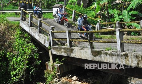 Jembatan yang patah akibat pondasinya ambrol (ilustrasi) 