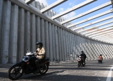 Pengendara sepeda motor melintasi terowongan Jalan Lingkar Nagreg, Kabupaten Bandung, Jawa Barat, Sabtu (27/8) untuk menuju ke arah Kota Bandung atau ke arah barat. 