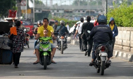   Pengendara sepeda motor mengendarai kendaraannya dengan melawan arus di kawasan Pasar Minggu, Jakarta Selatan, Rabu (20/11).  (Republika/Rakhmawaty La'lang)