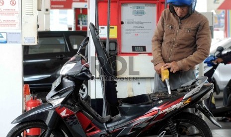 Pengendara sepeda motor mengisi bahan bakar jenis premium secara mandiri di salah satu SPBU di Jakarta, Selasa (29/9).