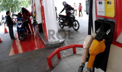 Pengendara sepeda motor mengisi bahan bakar jenis premium secara mandiri di salah satu SPBU di Jakarta, Selasa (29/9).