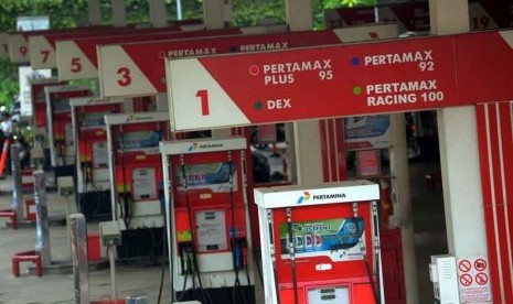 Pengendara sepeda motor mengisi BBM di SPBU Kuningan, Jakarta, Senin (12/1)