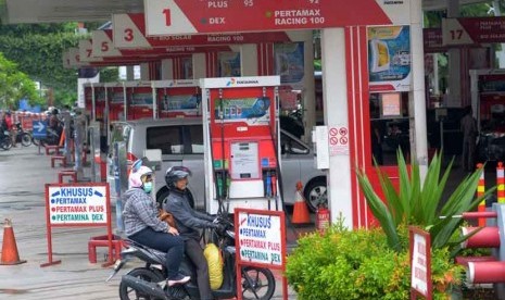 Pengendara sepeda motor mengisi BBM di SPBU Kuningan, Jakarta, Senin (12/1)