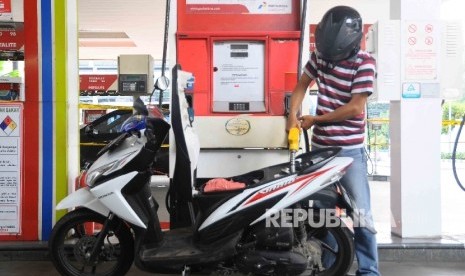  Pengendara sepeda motor secara swadaya mengisi Bahan Bakar Minyak (BBM) di SPBU milik Pertamina. ilustrasi.