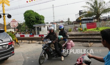 Pengendara sepeda motor terpaksa berbalik arah saat akan melewati perlintasan kereta api sebidang (ilustrasi) 