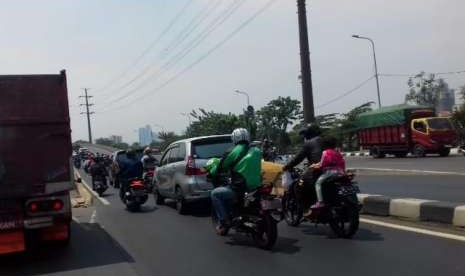 Pengendara hendak melintas di jalan layang Pesing.