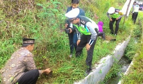 Pengendara yang terjaring razia dikenakan sanksi menanam pohon di pintu masuk Gunung Lawu.