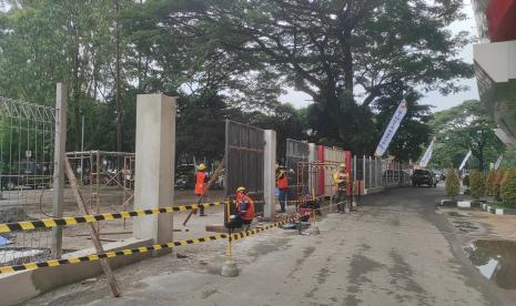  Pengerjaan pintu masuk bus pemain yang langsung mengarah ke dalam Stadion Manahan terus dikebut, Jumat (24/2/2023). 