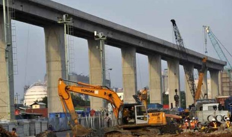 Pengerjaan proyek infrastruktur jalan layang tol akses Pelabuhan Tanjung Priok-Simpang Jampea, Jakarta Utara.