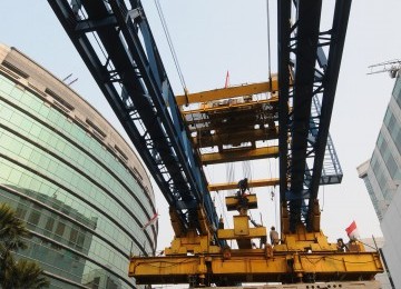 Pengerjaan proyek Jalan Layang Antasari-Blok M berlangsung di kawasan Blok M, Jakarta Selatan, Ahad (11/9). (Republika/Aditya Pradana Putra)