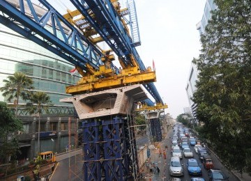 Pengerjaan proyek Jalan Layang Antasari-Blok M berlangsung di kawasan Blok M, Jakarta Selatan, Ahad (11/9). (Republika/Aditya Pradana Putra)