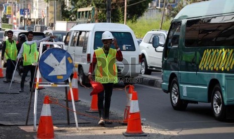   Pengerjaan proyek pelebaran jalan di Jalan Fatmawati, Jakarta Selatan, Selasa (24/9). (Republika/Yasin Habibi)