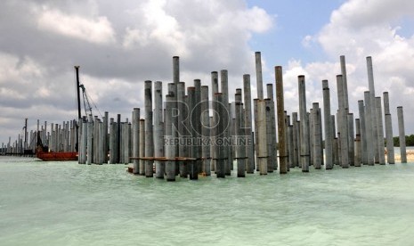  Pengerjaan proyek pembangunan Jalan Tol Tanjung Benoa-Ngurah Rai-Nusa Dua di Benoa, Denpasar, Bali, Kamis (1/11).      (Aditya Pradana Putra/Republika)