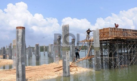  Pengerjaan proyek pembangunan Jalan Tol Tanjung Benoa-Ngurah Rai-Nusa Dua di Benoa, Denpasar, Bali, Kamis (1/11).      (Aditya Pradana Putra/Republika)