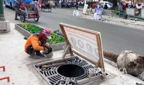 Pengerjaan proyek penataan pedestrian Malioboro.