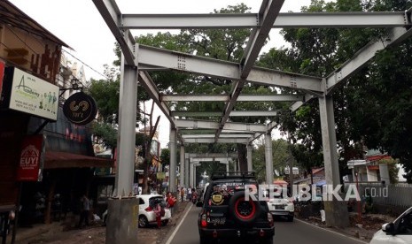 Pengerjaan proyek Teras Cihampelas atau Skywalk tahap 2 di Jalan  Cihampelas.