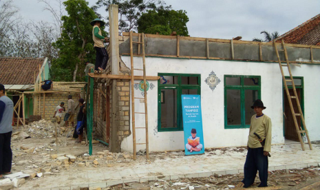 Pengerjaan Renovasi Madrasah Al Muslih, Desa Berdaya Ciparay, Jampang Kulon, Kota Sukabumi, kerja sama Rumah Zakat dan Kitabisa.com.