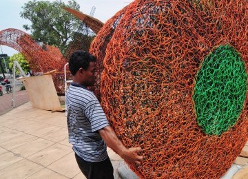 Pengerjaan salah satu karya seni instalasi berlangsung di Taman Menteng, Jakarta Pusat, Rabu (13/12). (Republika/Aditya Pradana Putra)