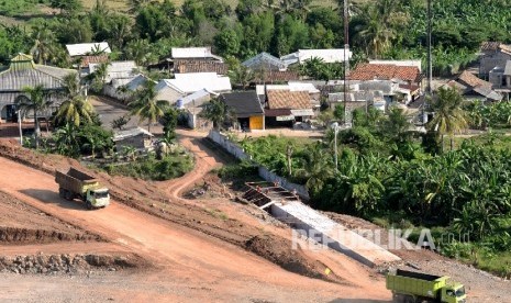 Pengerjaan Tol Lampung. Alat berat mengerjakan pembangunan jalan tol di Bakauheni, Lampung, Rabu (22/6)