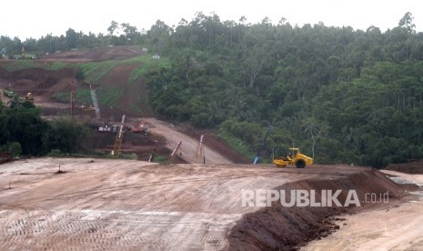 Pengerjaan Tol Lampung. Alat berat mengerjakan pembangunan jalan tol di Bakauheni, Lampung, Rabu (22/6)