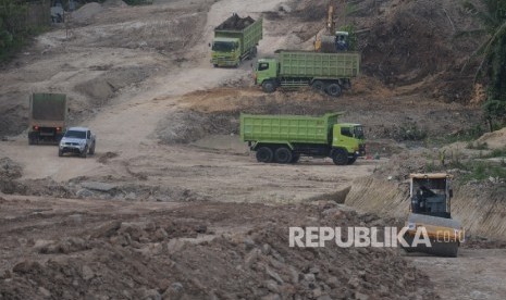 Pengerjaan Tol Lampung. Alat berat mengerjakan pembangunan jalan tol di Bakauheni, Lampung, Rabu (22/6)