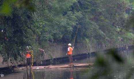 Pengerukan Endapan Lumpur. Pekerja mengukur ketebalan lumpur sungai sebelum mengeruk dengan alat berat di kawasan Kelapa Gading, Jakarta, Senin (17/3)