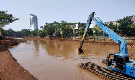 Pengerukan Kali Pesanggrahan di Jakarta Barat (Jakbar) oleh Suku Dinas Sumber Daya Air (SDA) Jakbar, Rabu (8/11/2023). 