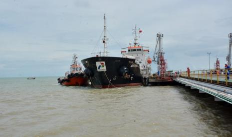 Pengerukan perairan disekitar Jetty Propylene di Kilang Pertamina RU VI Balongan, Indramayu. 