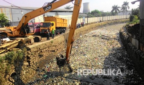 Pengerukan sampah di Sungai Citepus pada pencanangan Citarum Bestari, di Kampung Bojong Citepus, Kelurahan Cangkuang Wetan, Dayeuhkolot, Kabupaten Bandung, Rabu (2/6). (Republika/Umar Mukhtar)