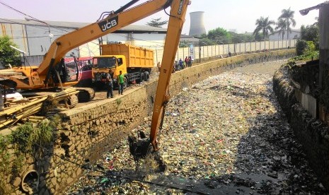 Pengerukan sampah usai digelarnya agenda pencanangan Citarum Bestari di Kampung Bojong Citepus, Kelurahan Cangkuang Wetan, Kecamatan Dayeuhkolot, Kabupaten Bandung, Kamis (2/6).