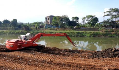 Pengerukan Sungai Citarum di Bojongsari, Baleendah, Kabupaten Bandung, Selasa (13/10).