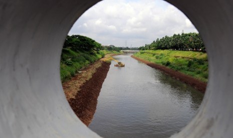  Pengerukan tanah dengan menggunakan alat  berat, untuk pembuatan bantaran kali di Banjir Kanal Timur (BKT), Jakarta, Kamis (12/3).  (foto : MgROL_34)